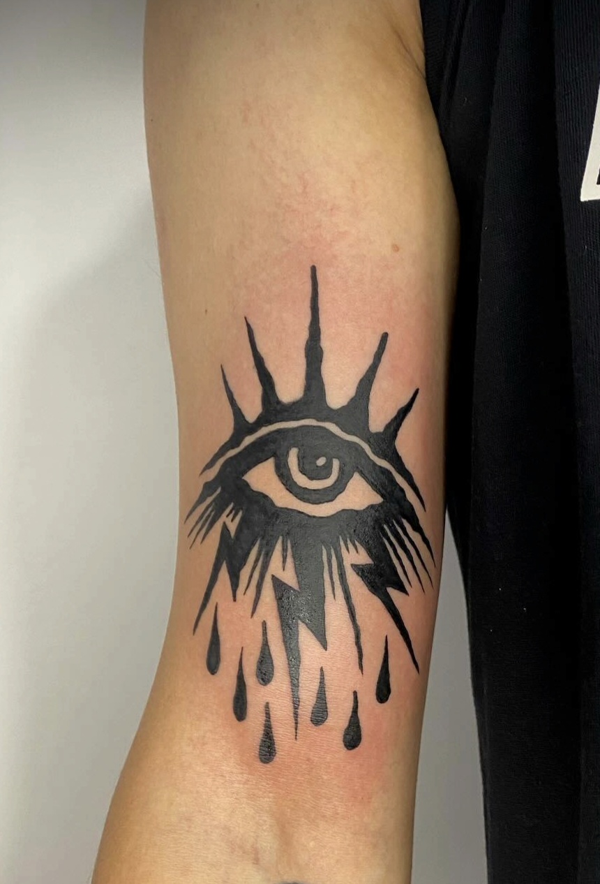 Auge & Tränen – Blackwork; Artist offen
